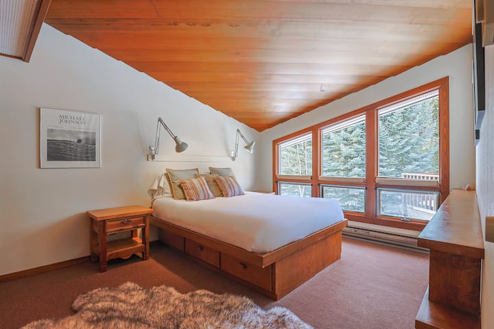 غرفة نوم بسرير بحجم كبير في الطابق العلوي