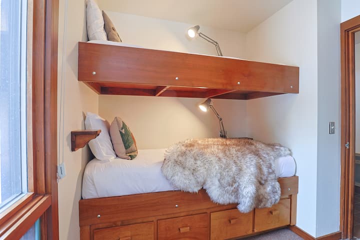 الطابق الأول - غرفة ذات سرير بطابقين رقم 2 - سرير بطابقين 1 من 2.  
الحد الأقصى للشغل هو 12