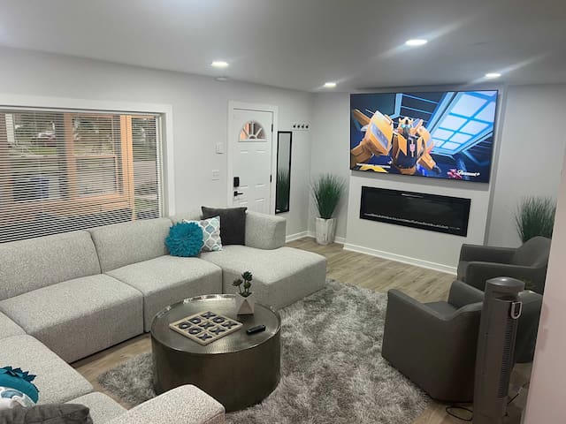 Cozy 3BD Retreat with Plenty Space for Family & Fr