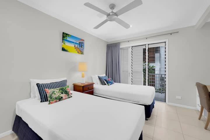 Détendez-vous dans la deuxième chambre, qui offre deux lits simples et un grand espace de rangement pour vos effets personnels. 