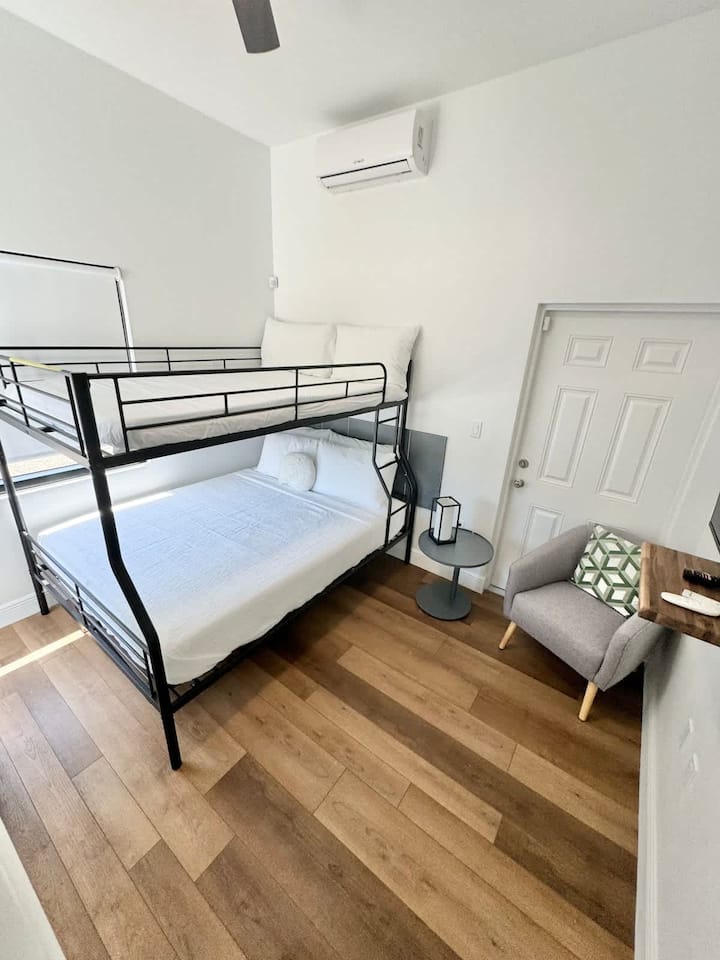 Chumba cha kulala cha ghorofa ya chini, sehemu ya chini ya malkia, sehemu ya juu ya xl iliyojaa, sehemu mbili za 