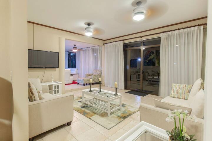 El Coco House for 7 shared pool close to the beach