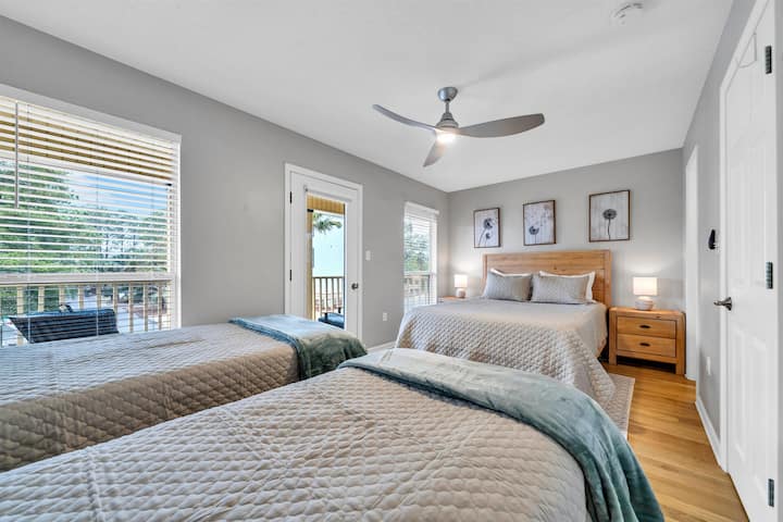 标准双人床卧室设有1张标准双人床和2张单人床。 我们在这个房间外还设有私人阳台，非常适合阅读书籍或在早上安静地享用一杯咖啡。