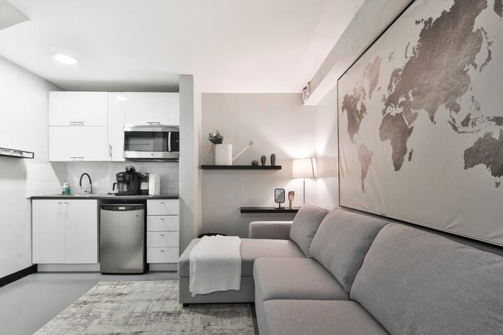 2 Bedroom Basement Hotel Suite Ideal for 6 ppl 104 gallery image 3