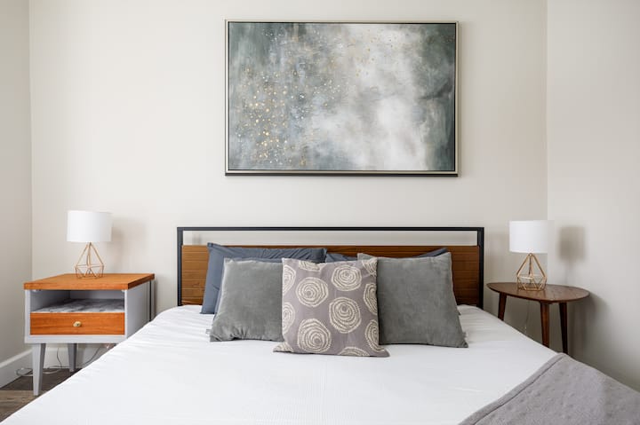 „Posteľ bola super pohodlná a priestor bol útulný a ľahko sme sa usadili. Veľmi sa teším, že by sme mohli priviesť psa so sebou na našu cestu.„
- Elicia, marec 2023