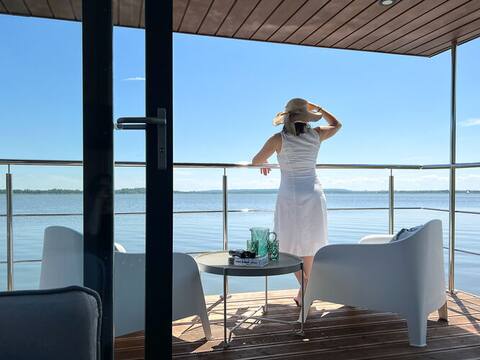 Comfortable house on the water for 3 people.