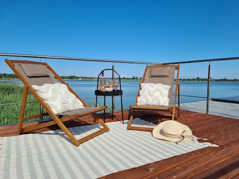 A comfortable house on the water for 5 people.
