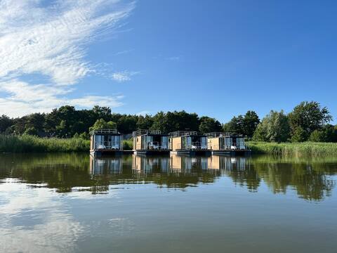 A comfortable house on the water for 6 people.