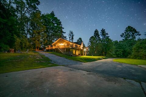 Hot Tub & Sauna! Game Room, Huge Deck, Staycation