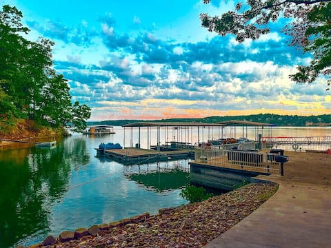 Lakehouse w/Pools, hottub, Dock, Sauna,Playground
