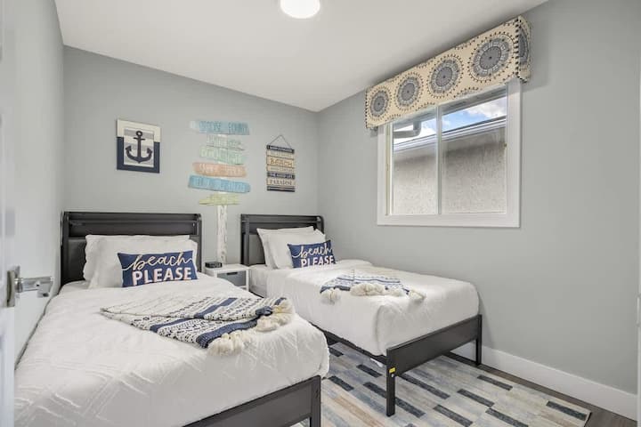 El dormitorio doble ofrece un amplio espacio para niños o adultos más pequeños. 

¡Ten tu ropa de playa lista, la bañera de hidromasaje y la piscina te esperan! 