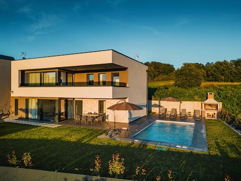 Villa Angelina with Private Pool and Sauna