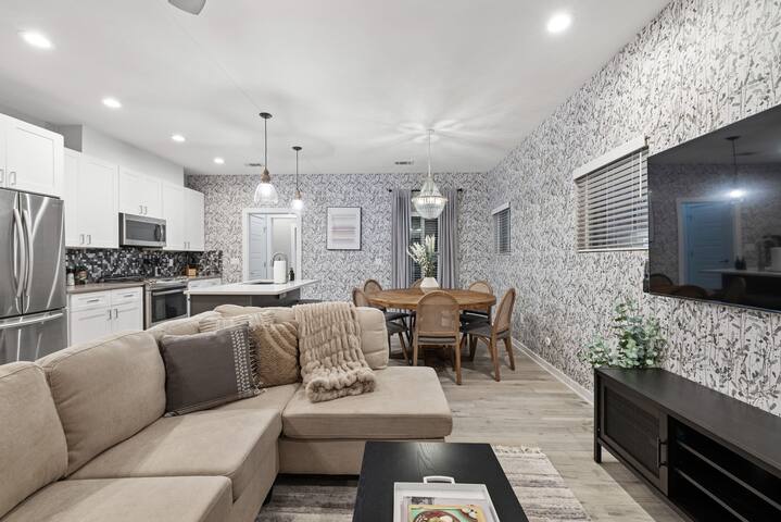 Duplex Bliss | 12 BR! 2 Heated Pools! Endless gallery image 3