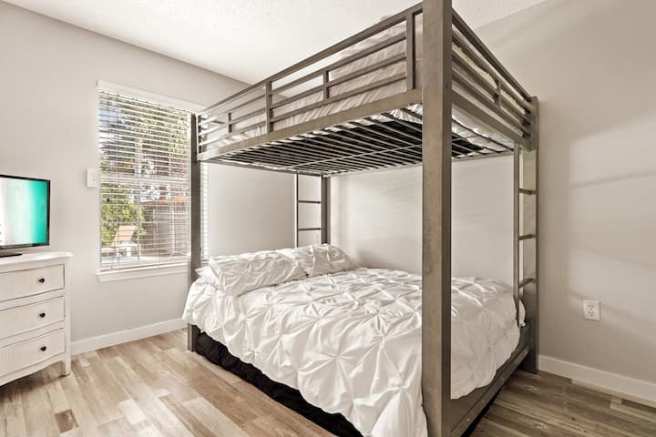 Двуетажни легла с две единични легла – партитата с преспиване вече са на по-високо ниво!