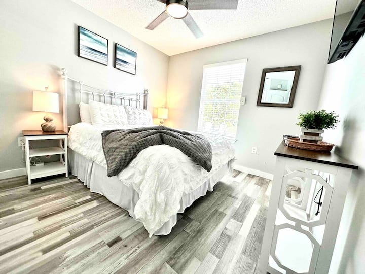 Уютна спалня с двойно легло queen size.