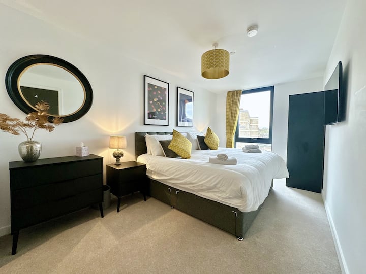 غرفة نوم مزدوجة مع مساحة تخزين واسعة 