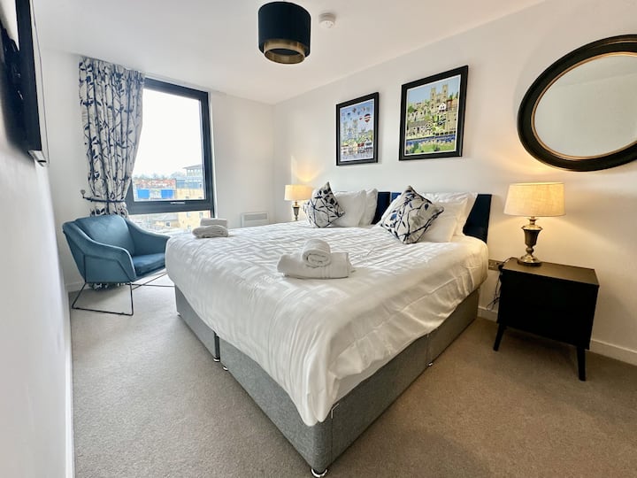 تحتوي غرفة النوم على تلفزيون ذكي