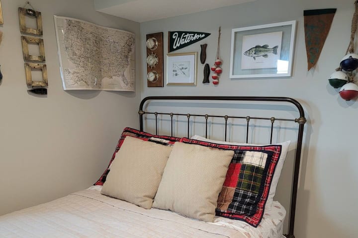 Dhomë gjumi e kompletuar me pamje nga liqeni