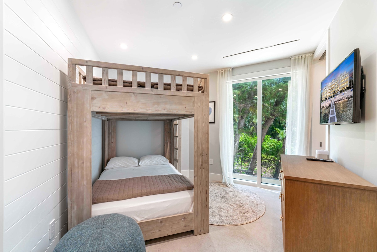 Bunk Suite me krevate të plotë mbi krevate marinarë dhe televizor HD. Flenë 2 të rritur ose 4 fëmijë. 