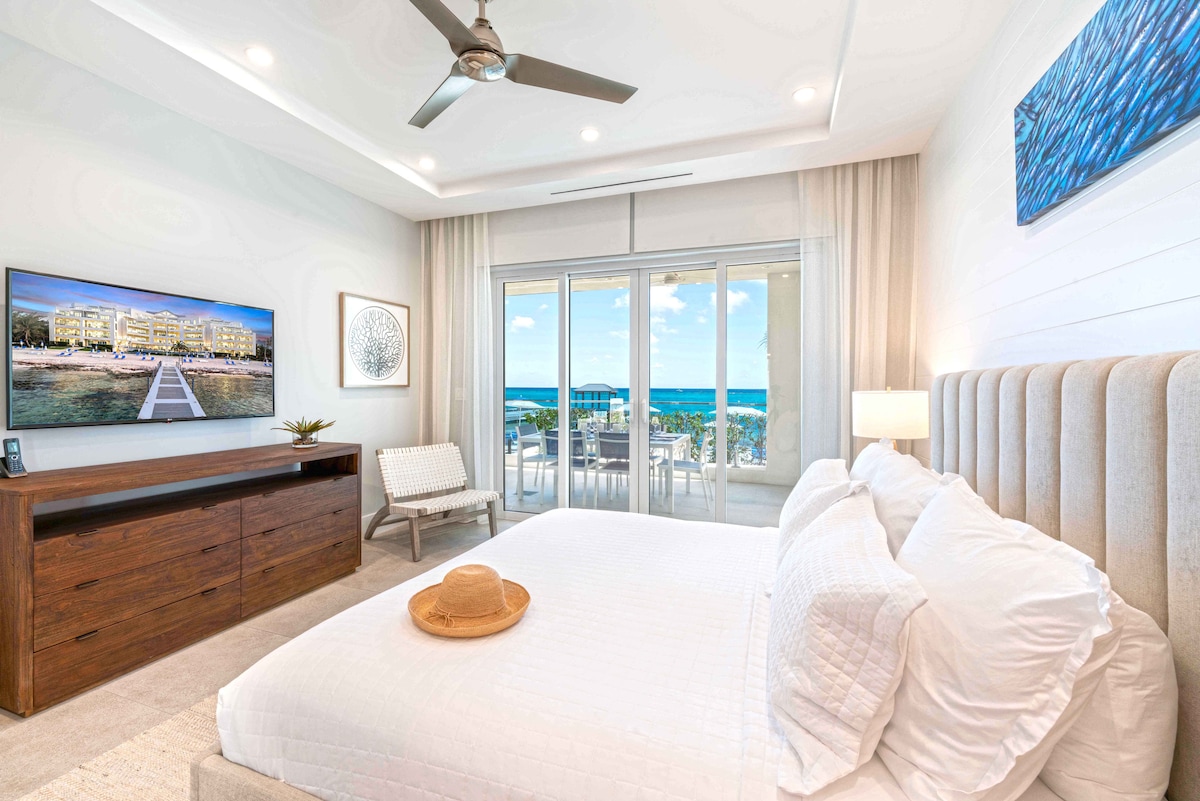 Suita kryesore me krevat dopio "king", televizor dhe hyrje në verandë.