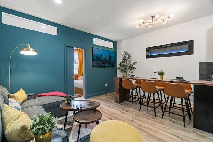 ფილადელფიაში ღამისთევა მყუდრო და ფერადი გარემოშია შესაძლებელი — განიტვირთეთ რბილ სექციურ დივანზე ან ჩაიკეცეთ მყუდრო სავარძელში.