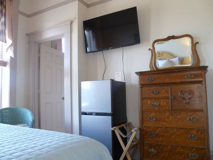 Channel View Historic Suite (Queen) - #3 - La Conner, WA