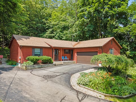 Tranquil 3BR Retreat Game Room, Deck, Beach Pass