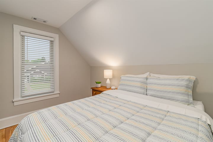 クイーンベッドルーム2 -アッパーユニット