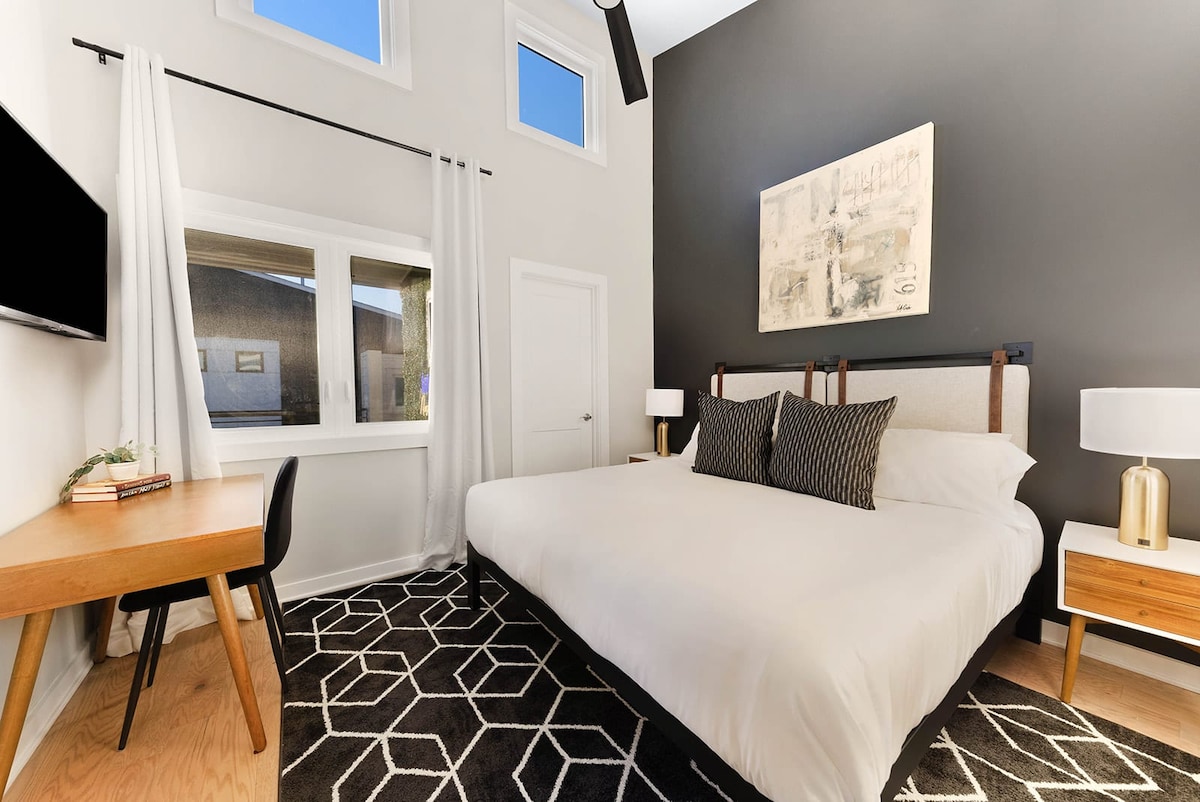 בחדר השינה הראשי יש מיטת קינג סייז, מאוורר תקרה, פינת עבודה ייעודית וטלוויזיה חכמה המותקנת על הקיר לנוחות אולטימטיבית.