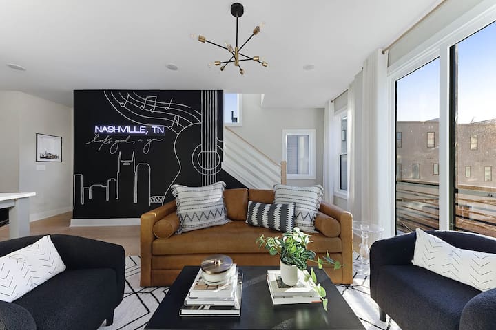 The Wyatt House – Walk to Nearby Shops and Dining