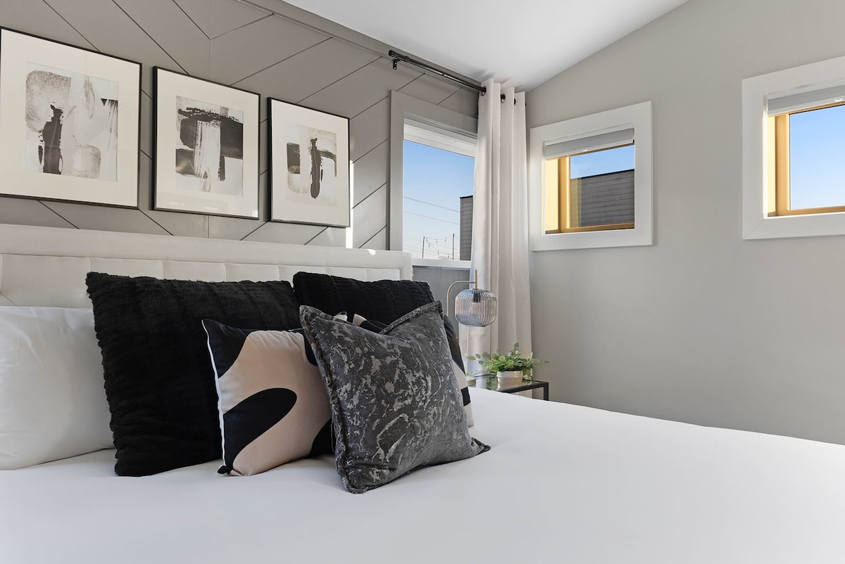 בחדר השינה בקומה השלישית יש מיטת קינג סייז ושפע של חלונות, המאפשרים שפע של אור טבעי למלא את החלל.