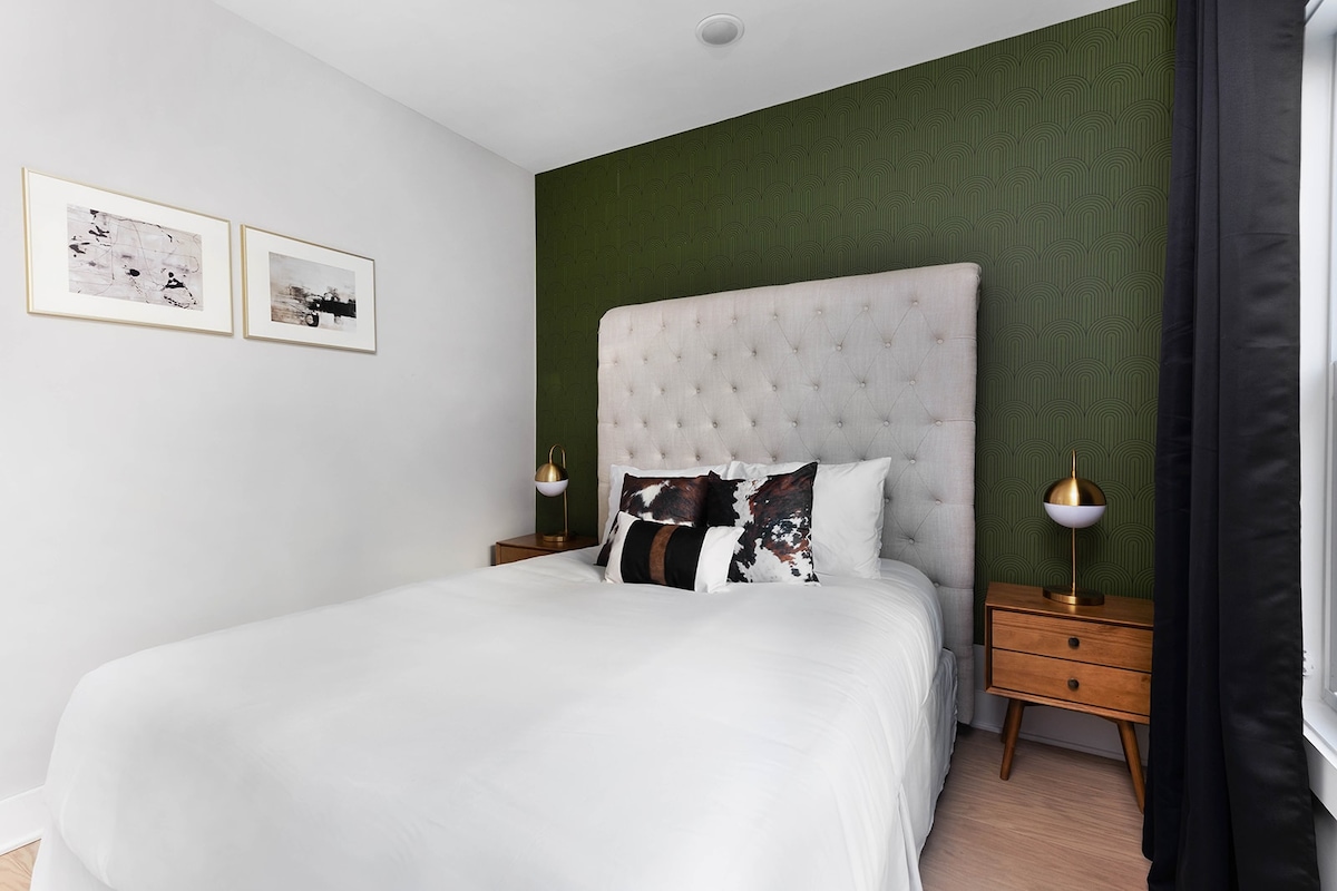 חדר השינה קווין, הממוקם בקומה השנייה, מציע גישה נוחה למטבח ולסלון.