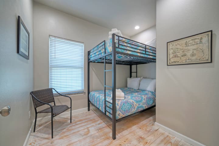 Მე-3 საძინებელში არის სრული ორსართულიანი საწოლი.