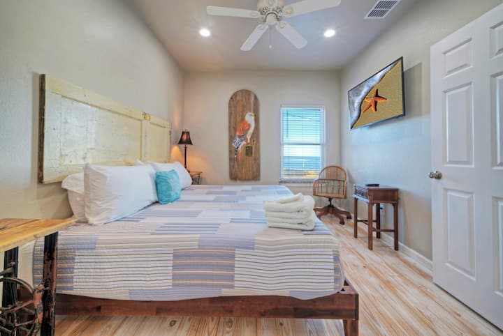 Ძირითად საძინებელში დგას საწოლი, ტელევიზორი და სააბაზანო.