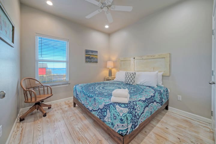 2 საძინებელში არის საწოლი 193 × 203 სმ.