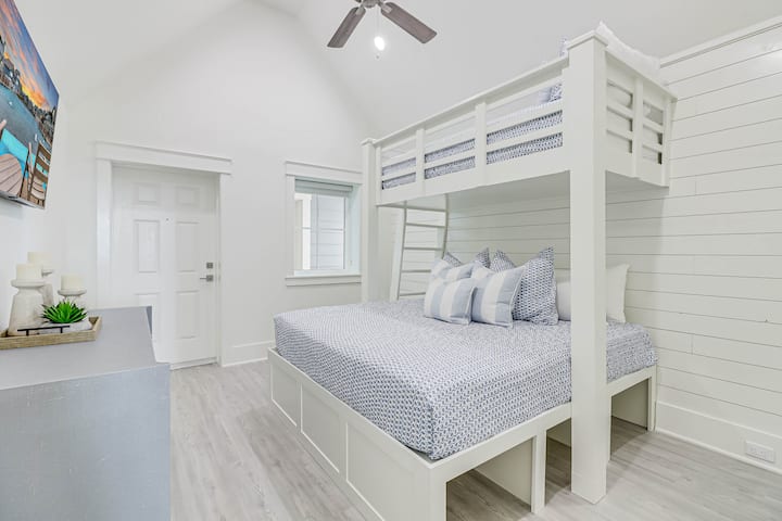 Spavaća soba s bračnim krevetom i privatnim ulazom, 2. sprat. 