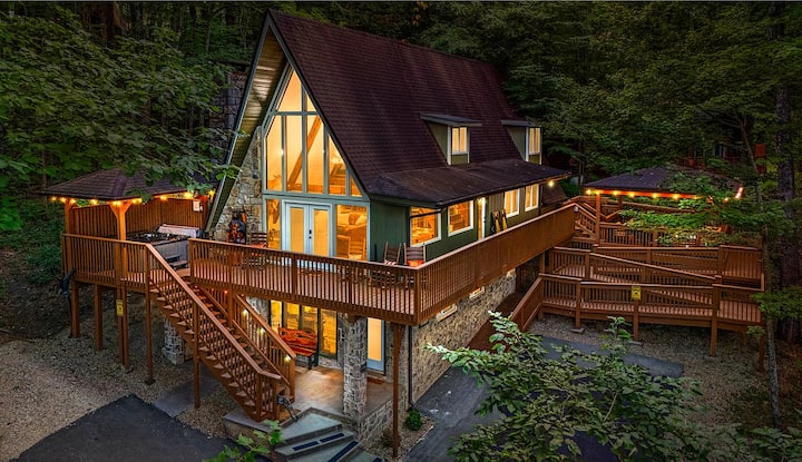 1 Mile To Dt, Hot Tub, Game Room & Fire Table! - Gatlinburg, TN