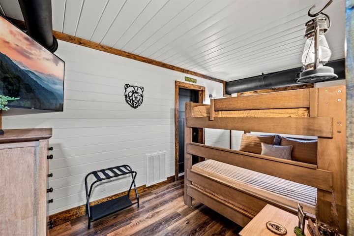 Bottom Floor Bunk Room Q/Q Beds