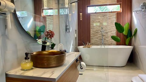 3 BR-Relaxing Spa Tub+Close to Beaches & Eats