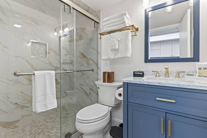 Oceanfront Studio • 2 Queens • Beach Access - Myrtle Beach, SC