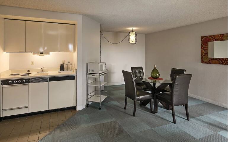 2BR Ocean View Suite at La Jolla Cove Hotel! gallery image 3