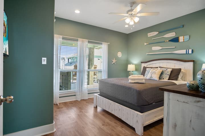 One TipSea Time Dormitorio 3: dormitorio queen, capacidad para 2 personas con armario, cómoda y TV inteligente