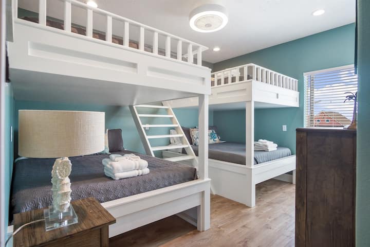 One TipSea Time Dormitorio 2: capacidad para 8 personas, camas tamaño queen sobre literas tamaño queen, TV inteligente, armario, cómoda. Gran espacio para retirarse después de un largo día en Crystal Beach, Texas.