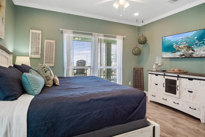 One TipSea Time Primary Bedroom 1: Acurrúcate después de un largo día en la playa, con increíbles vistas al mar.