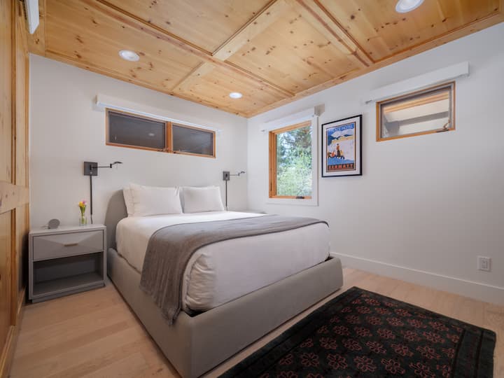 Dormitorio con cama queen