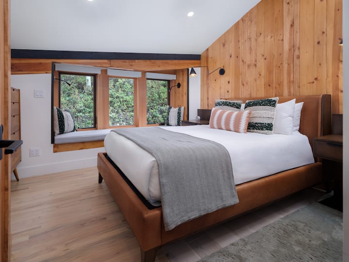 Dormitorio con cama queen