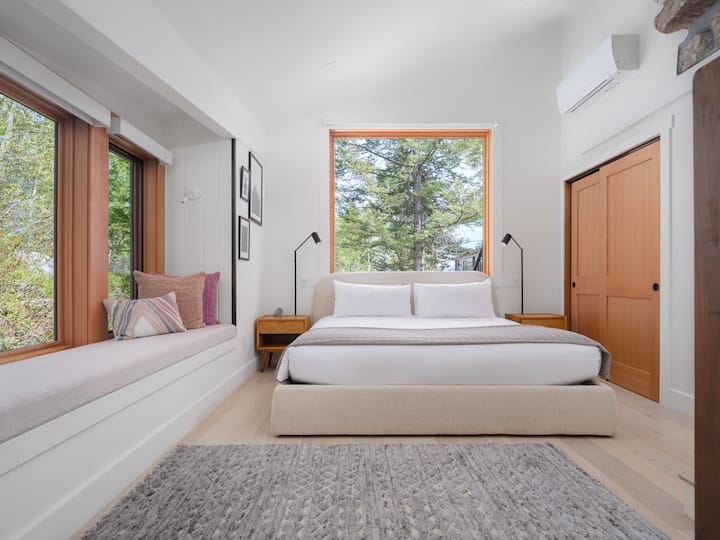 Dormitorio con cama king