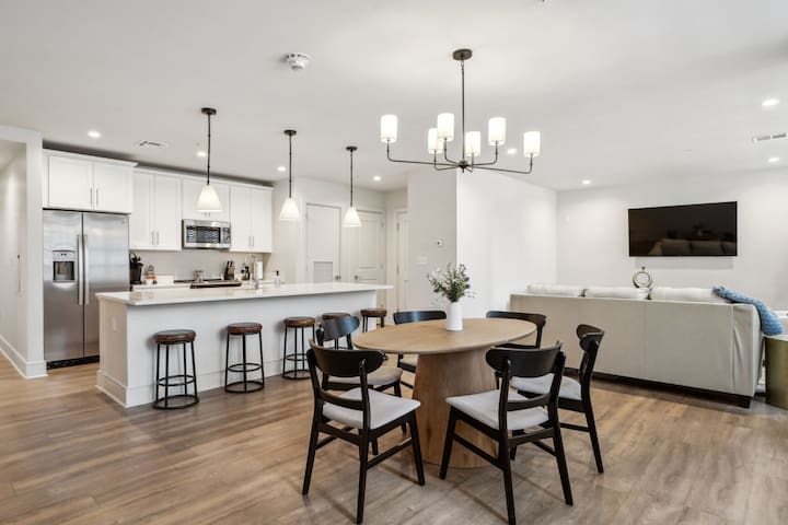 Upscale 5BD near the Superdome! Hot Tub + Pool Acc