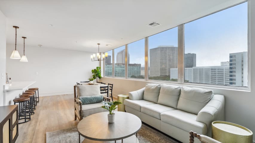 All Ensuites 4BD + Pool, Walk to French Quarter