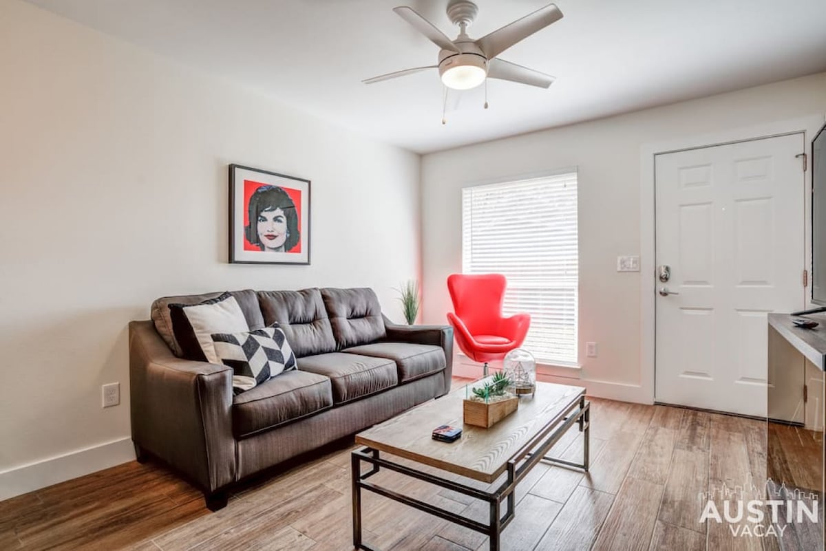 Всекидневна с разтегателен диван и смарт телевизор